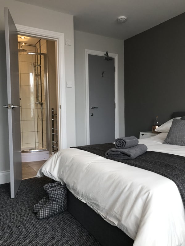Photo 1: Bedroom