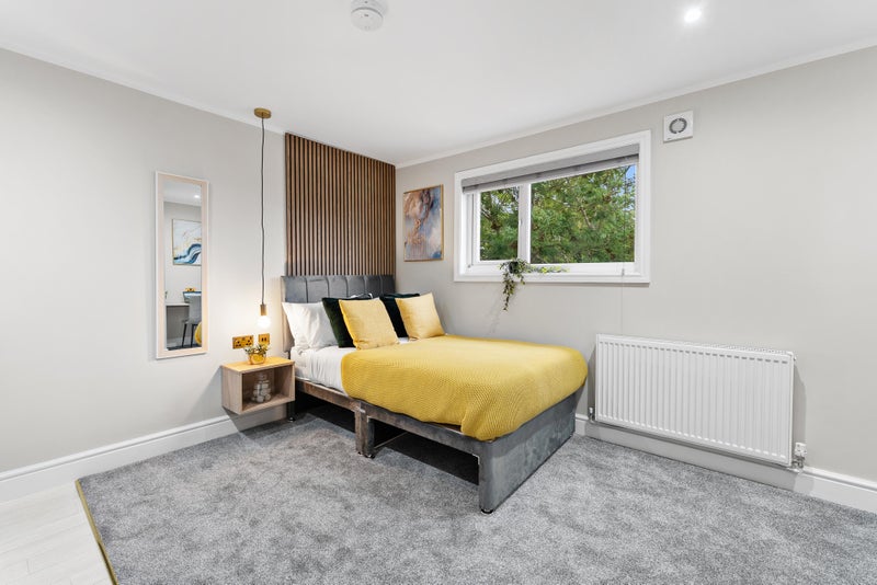 Photo 1: Room 4