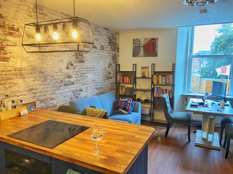 Photo 1: Living room/kitchen