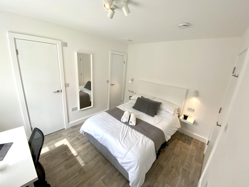 Photo 1: Bedroom