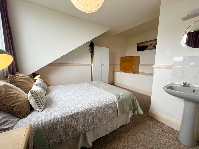Photo 1: Room 4