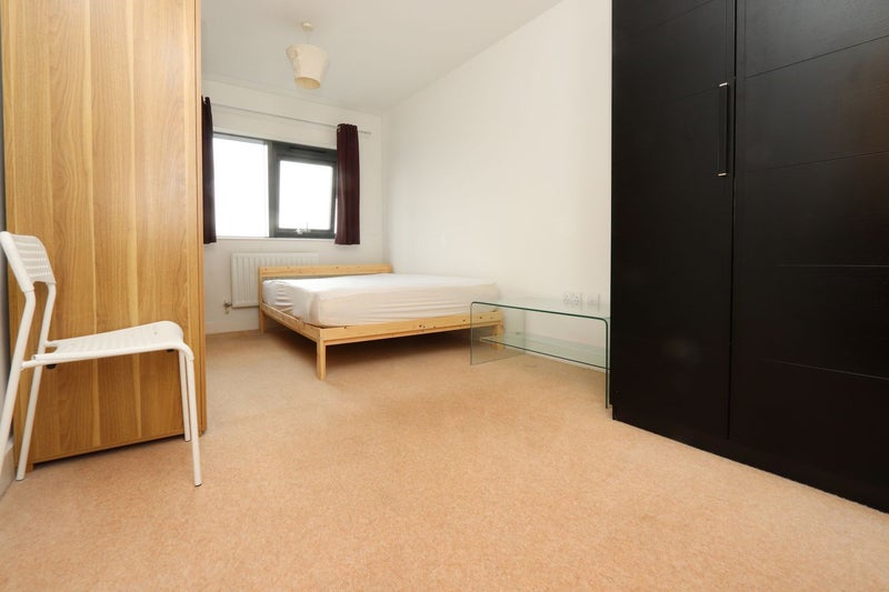 Photo 1: Room 1: £335 per week - En-suite Double Room - Couples Are Welcome - £1,451 per month