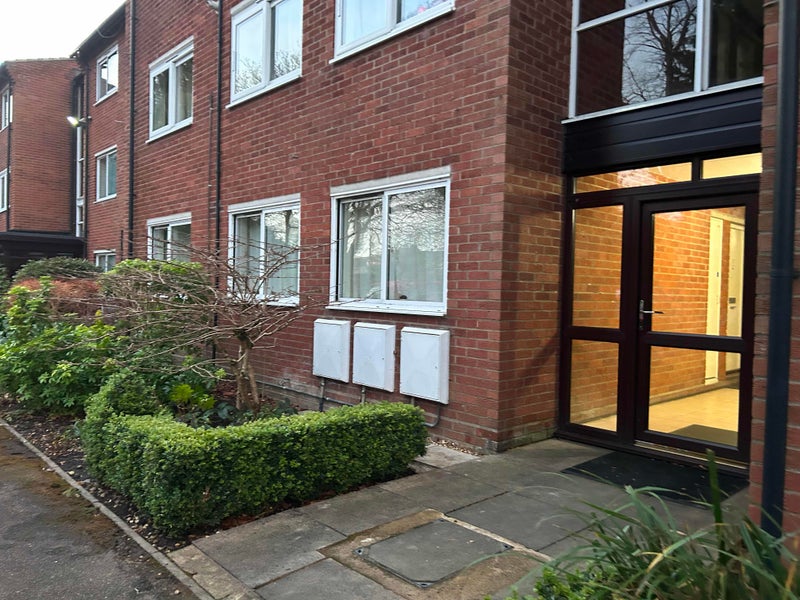 Photo 1: Exterior