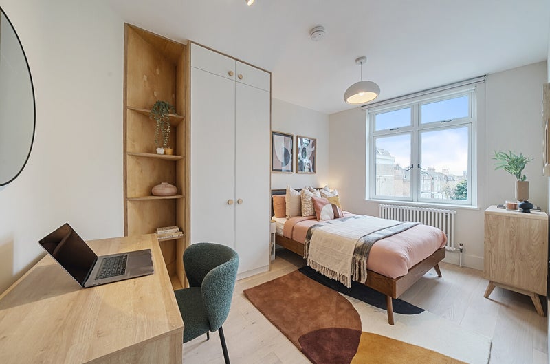 Photo 1: Room 1 (£1550)