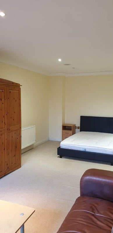 Photo 1: ROOM 5