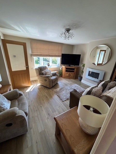 Photo 1: Living room 