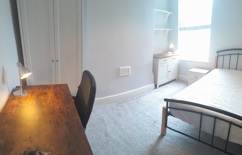 Photo 1: Bedroom 2