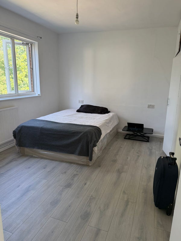 Photo 1: Room 1