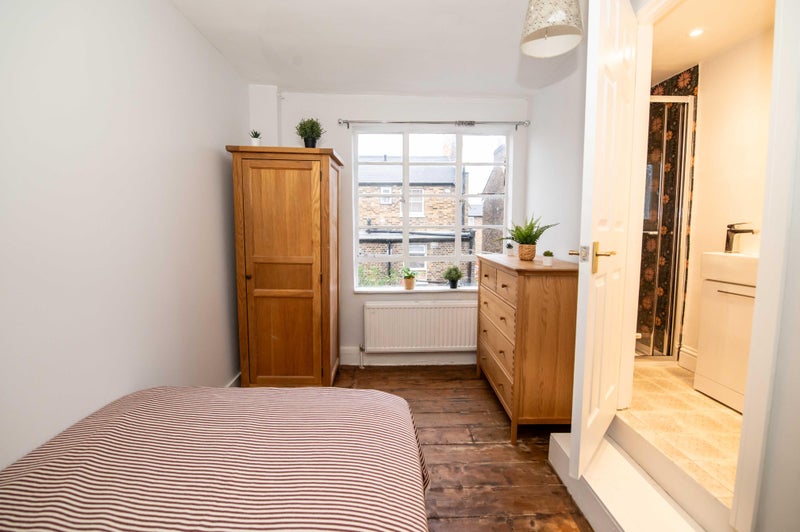 Photo 1: Ensuite
