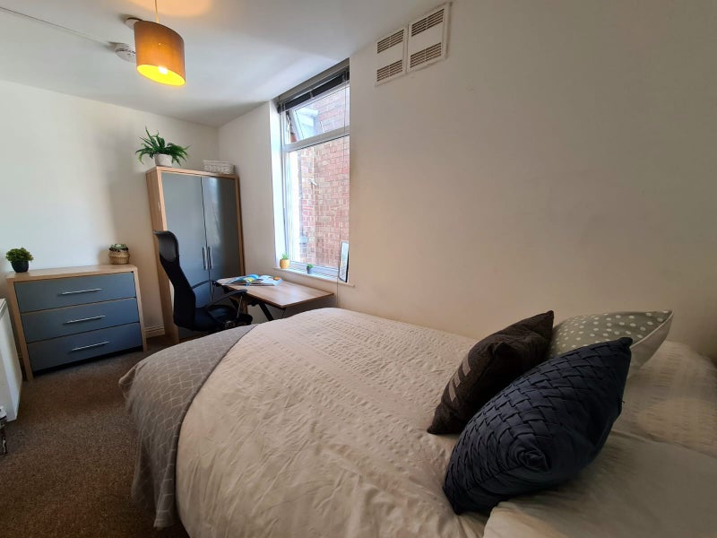 Photo 1: Room 4