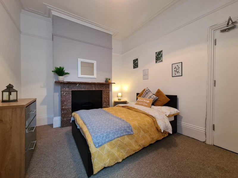 Photo 1: Room 5
