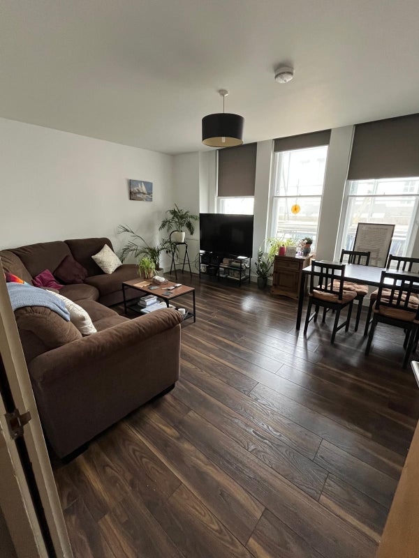 Photo 1: Lounge