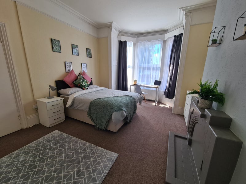 Photo 1: Room 1