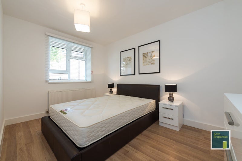 Photo 1: Bedroom 3 £900PCM - available 25/09/2025