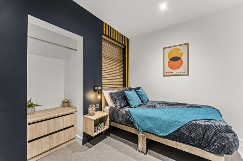 Photo 1: Room 5