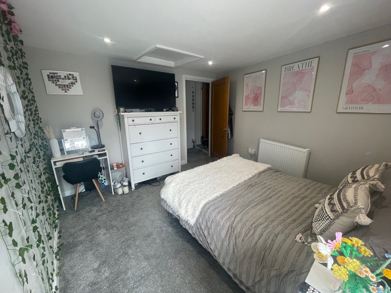 Photo 1: Bedroom