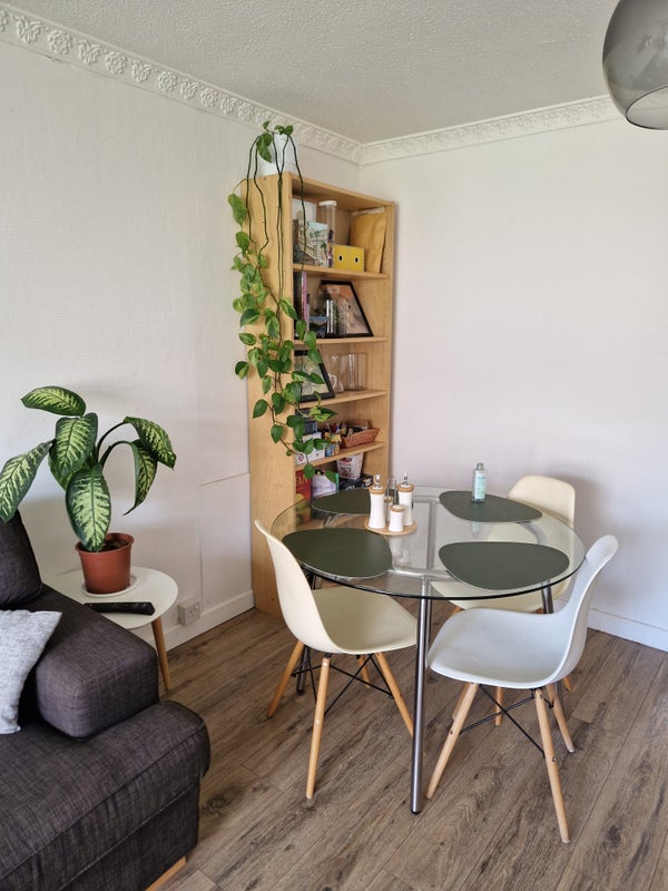 Photo 1: Living room 