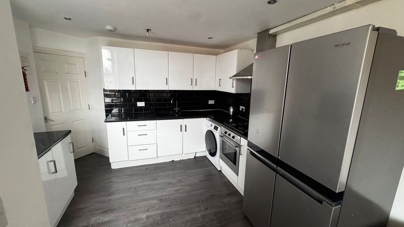 Photo 1: kitchen
