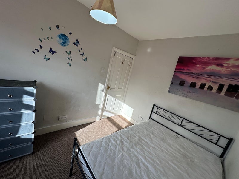 Photo 1: Bedroom