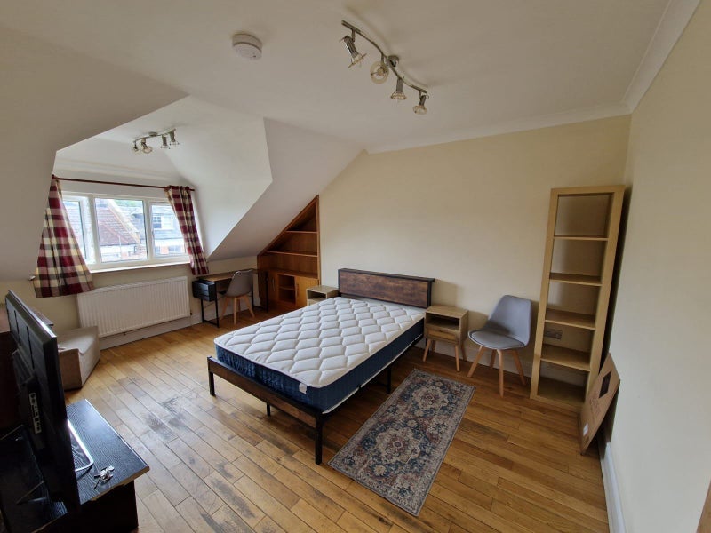 Photo 1: Room 1