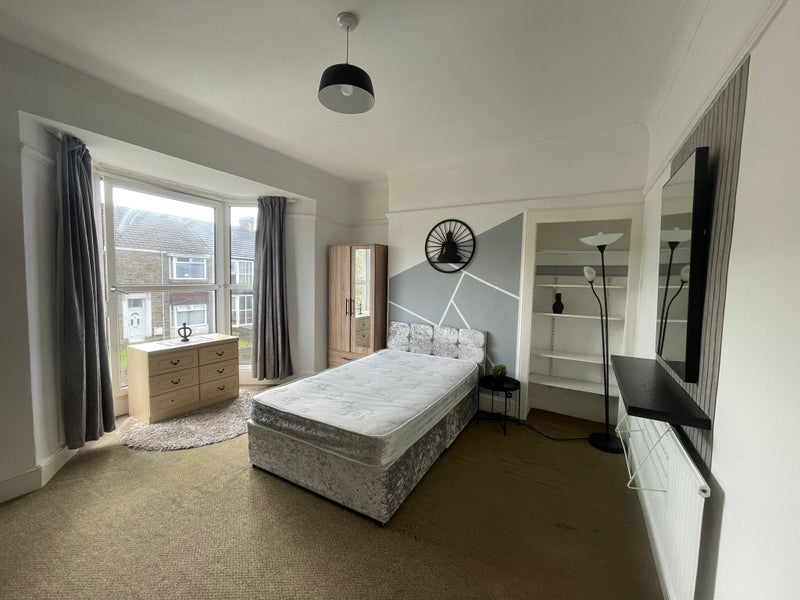 Photo 1: Room 2