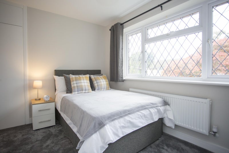 Photo 1: Bright, Spacious, Airy Room with Peaceful Outlook
