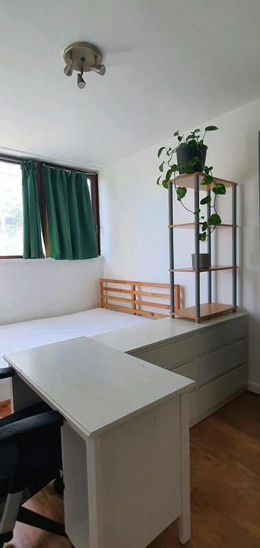 Photo 1: ROOM FOR £900