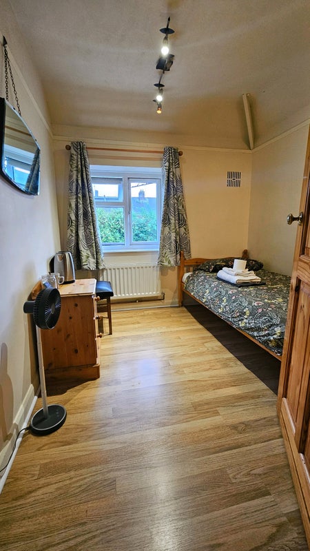 Photo 1: Single Bedroom Available