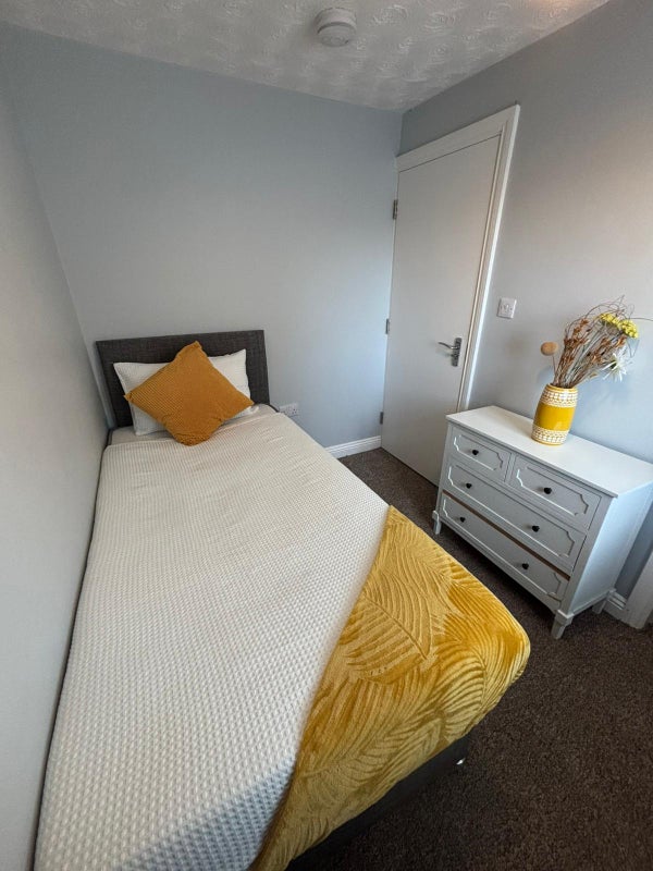Photo 1: Room 1