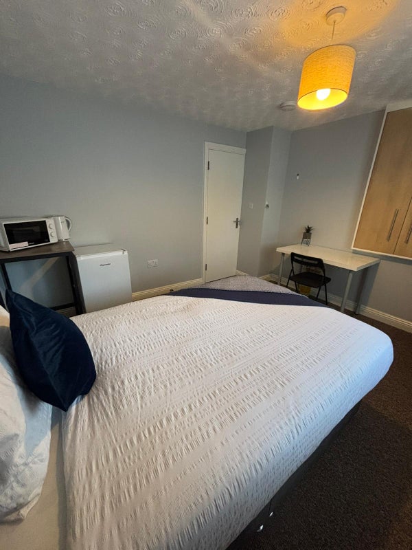 Photo 1: Room 2