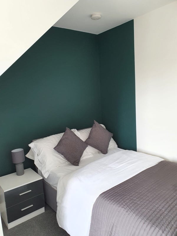 Photo 1: Room 5