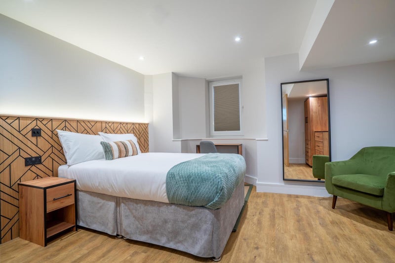Photo 1: Ensuite Bedroom