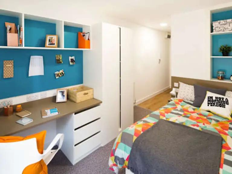 Photo 1: Bedroom