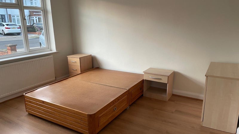 Photo 1: Room 1 