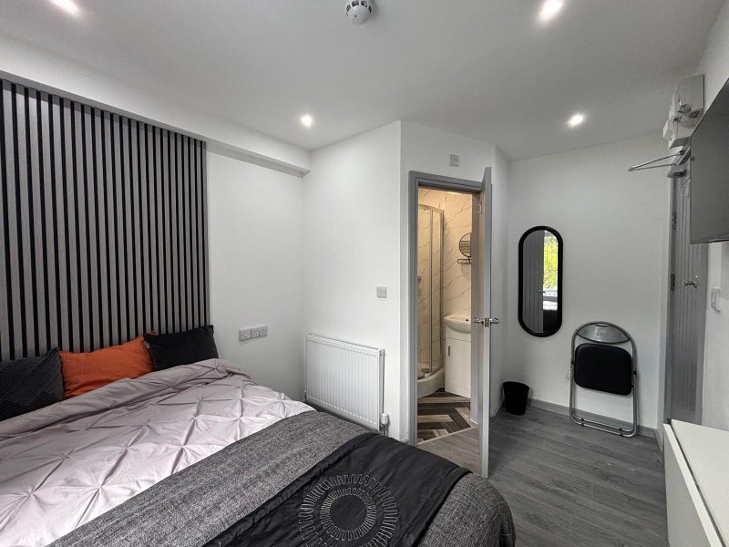 Photo 1: Bedroom 3