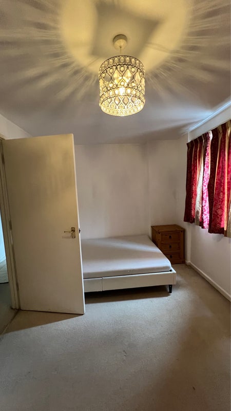 Photo 1: Room view