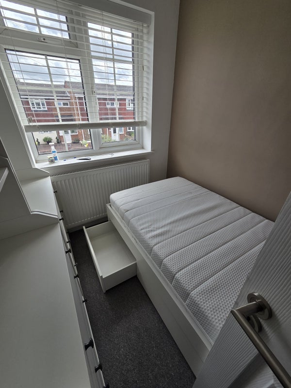 Photo 1: Bedroom