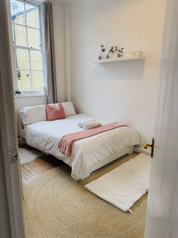 Photo 1: room available