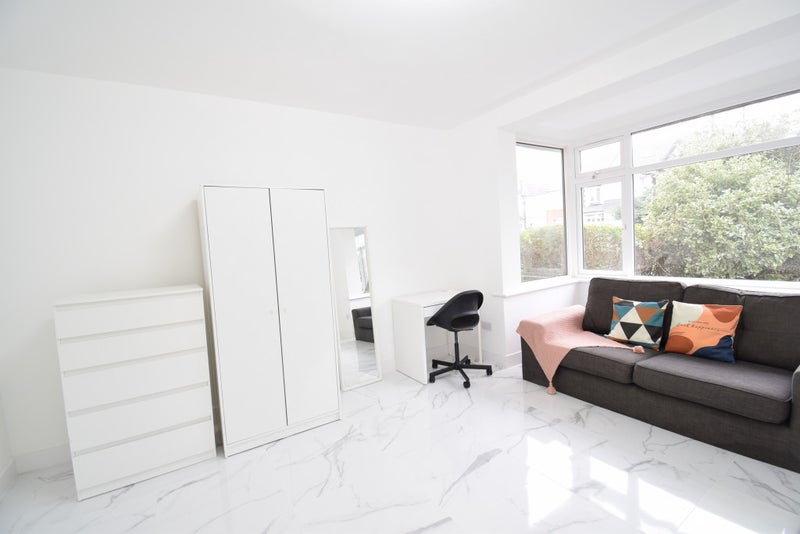 Photo 1: £220.00 per week, Double room