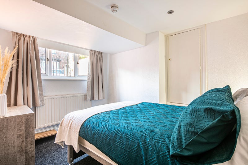 Photo 1:  Bedroom 1 £550 including all bills 