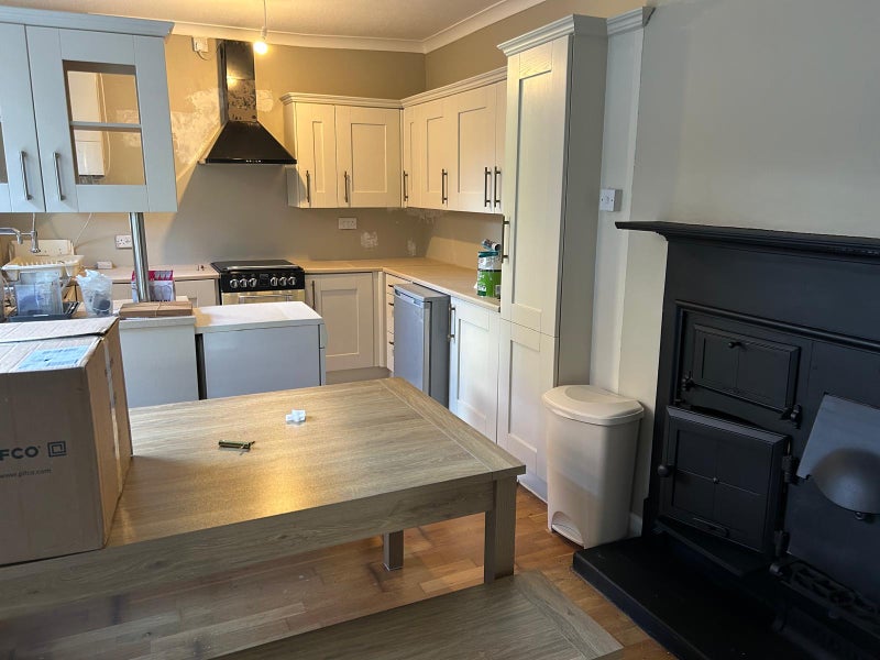 Photo 1: Kitchen/living