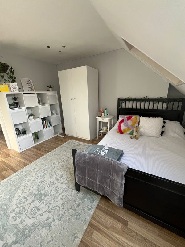 Photo 1: Ensuite room