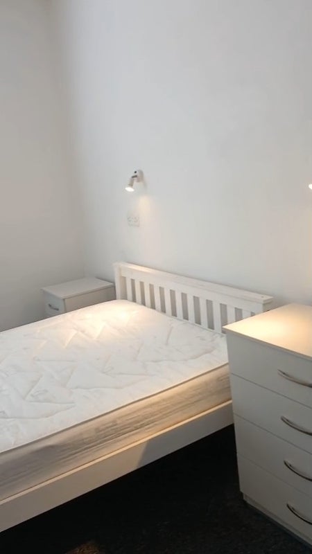 Photo 1: Very large double room. SINGLE OCCUPANCY.