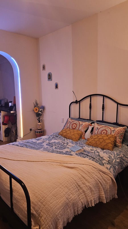 Photo 1: The bedroom cosy style