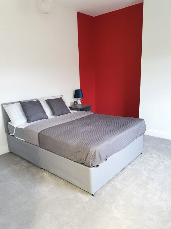 Photo 1: Room 4