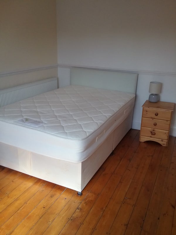 Photo 1: Bedroom
