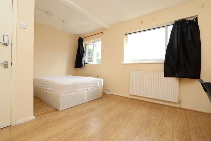 Photo 1: Room 1: 265£ a week - double room couples are welcome - 1148£ a month