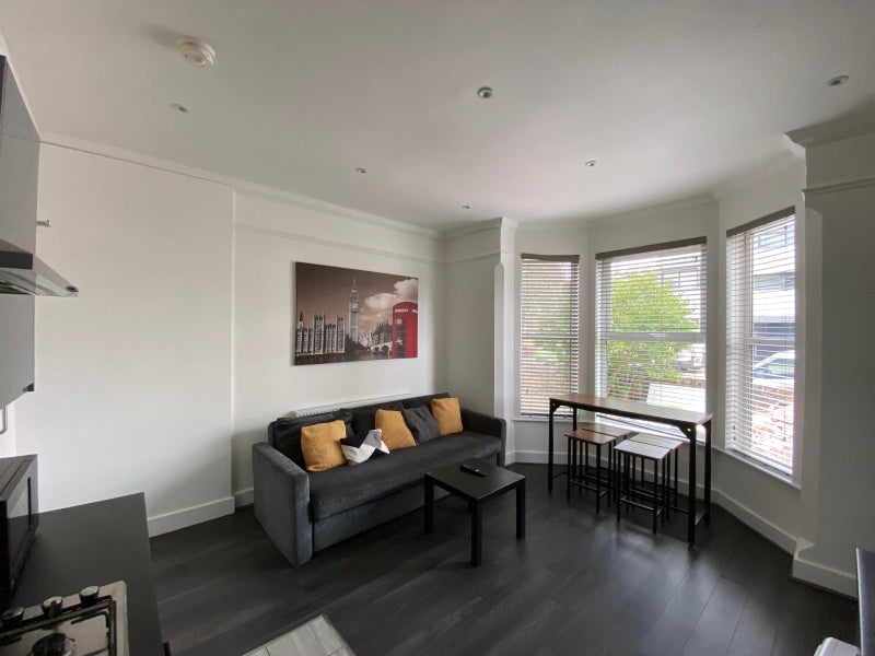 Photo 1: Lounge