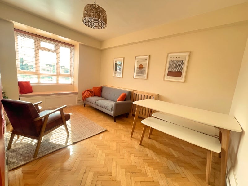 Photo 1: Living room 