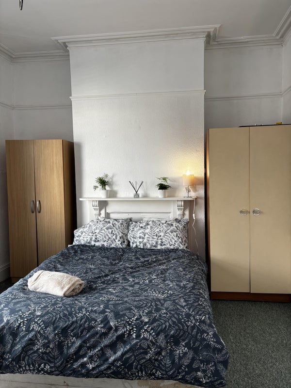 Photo 1: 2 WEEKS RENT FREE – MOVE IN TODAY! Room 3